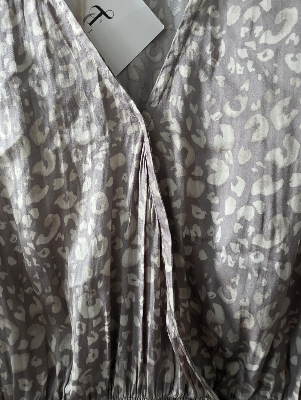 grade & gather Smoky Taupe Leopard-Print V-Neck Long-Sleeve Dress Size Medium - Picture 8 of 11